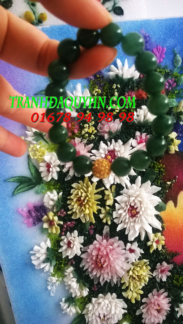  Tìm hiểu về tính chất của vòng tay đá mã não rêu 10 ly Màu sắc:   Hợp mệnh:   Chất liệu:  Xuất xứ:    Độ cứng: Tình trạng: 	 xanh  Hỏa, Mộc, Kim Đá tự nhiên thiên nhiên 100% Chủ yếu là Hy Lạp, ẤnĐộ, Nga, Braxin … ở Việt Nam: Lâm Đồng, NghệAn, Yên Bái. 6,5-6 Hàng có sẵn Hình ảnh vòng tay đá mã não rêu 10 ly tại đá quý Hà Nguyễn 1: Hình ảnh vòng tay đá mã não rêu 10 ly tại đá quý Hà Nguyễn 2: Hình ảnh vòng tay đá mã não rêu 10 ly tại đá quý Hà Nguyễn 3: Hình ảnh vòng tay đá mã não rêu 10 ly tại đá quý Hà Nguyễn 4: Hình ảnh vòng tay đá mã não rêu 10 ly tại đá quý Hà Nguyễn 5: Hình ảnh vòng tay đá mã não rêu 10 ly tại đá quý Hà Nguyễn 6: Hình ảnh vòng tay đá mã não rêu 10 ly tại đá quý Hà Nguyễn 7: Hình ảnh  vòng tay đá mã não rêu 10 ly tại đá quý Hà Nguyễn 8:  Video trực tiếp vòng tay đá mã não rêu 10 ly tại đá quý Hà Nguyễn:  Tìm hiểu về vòng tay đá mã não rêu 10 ly.  vòng tay đá mã não rêu 10 ly là một trong số những vòng tay phong thủy hợp mệnh Hỏa ( tương sinh), hợp mệnh Mộc ( hòa hợp), cũng có thể dùng cho các bạn mênh Kim ( chế khắc được)   Công dụng vòng tay đá mã não rêu 10 ly đối với sức khỏe của con người: -	vòng tay đá mã não rêu 10 ly giúp cân bằng và hài hòa cơ thể, xua bỏ sự tiêu cực trong tâm trí người mang đá. Hơn nữa, vòng tay đá mã não làm xoa dịu cơn đau cho phụ nữ mang thai. Đá còn có tác dụng làm giảm nhiệtđộ cơ thể, chữa bệnh sốt cao, làm giảm co giật -	Cũng như nhiều loại đá tự nhiên thiên nhiên khác vòng tay đá mã não rêu 10 ly hấp thụ năng lượng có hại, giúp bảo vệ chống lại những xung năng lượng, đem lại sự an toàn cho chủ sỡ hữu. Vì thế đá mã não xanh được xem là sự biểu tượng của sức khỏe, sự hưng thịnh và trường thọ. -	Đeo bên mình vòng tay đá mã não rêu 10 ly như mang một lá bùa may mắn và hạnh phúc cho con người -	Đeo vòng tay đá mã não rêu 10 ly một phần giúp tăng cường khả năng giao tiếp, ngoại giao giỏi và tang cường khả năng ứng xử linh hoạt.   VÌ SAO NÊN LỰA CHỌN VÒNG TAY ĐÁ MÃ NÃO RÊU TẠI  ĐÁ QUÝ HÀ NGUYỄN: - Phong cách phục vụ , tư vấn chuyên nghiệp, lấy sự hài lòng của khách hàng làm mục tiêu. - Mẫu mã  đa dạng, sẵn có. - Giá cả hợp lý - Chất lượng cam kết đá tự nhiên 100%,với độ bền vĩnh cửu có cấp chứng nhận kiểm định - Giao hàng khắp các tỉnh thành trên cả nước      LÒNG TIN CỦA QUÝ KHÁCH HÀNG LÀ ĐỘNG LỰC CỦA CHÚNG TÔI